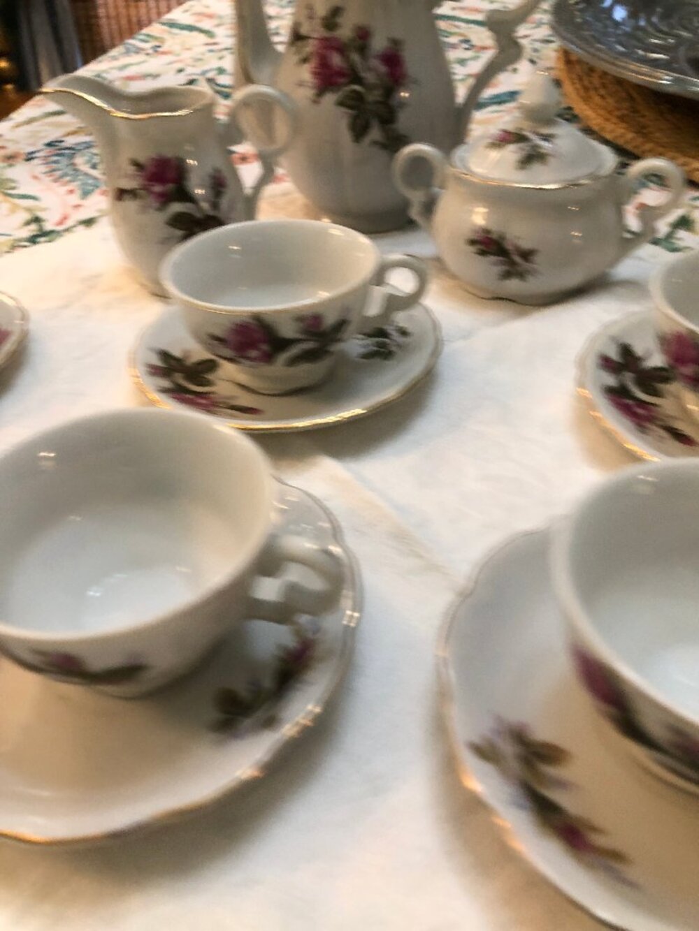 VINTAGE "MOSS ROSE" TEA SET & 6 DEMI TASSE CUPS AND SAUCERS - Picture 3 of 8